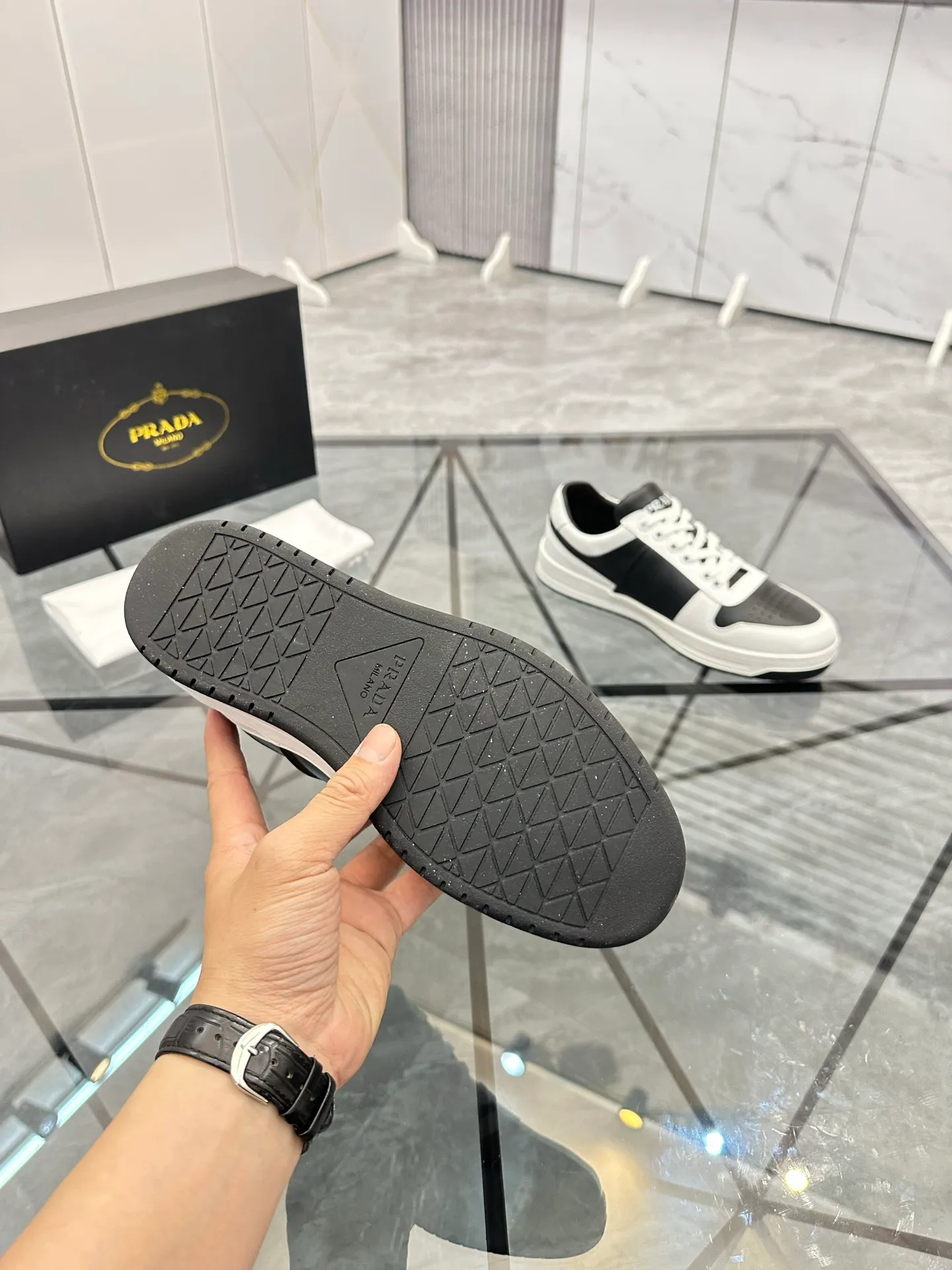 Men's shoes: 💰P400¥ Product trademark: Prada *"Prada*" low-top casual shoes Regular size: 38-44 (can be customized to 45) Product materials: imported cowhide upper, sheepskin lining, original outsole. Number: 020